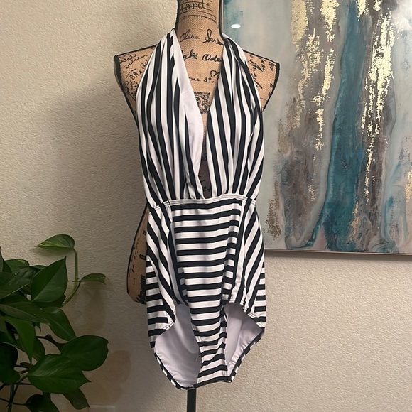 NWT Cocoship Swim Suite
82% Nylon, 18% Elastane
Care Instructions
Hand Wash On - Picture 8 of 8